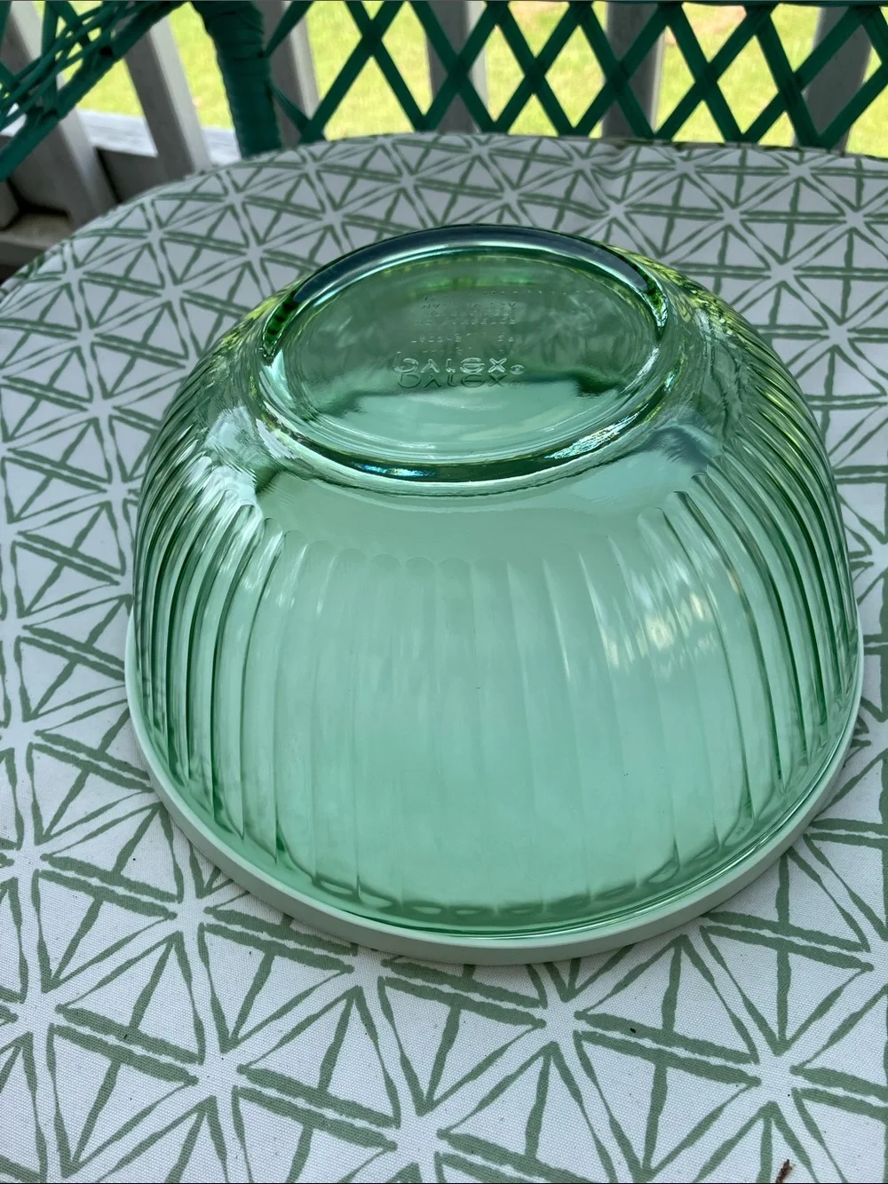 Pyrex Green Ribbed Glass Bowl with Lid, 2 Quarts